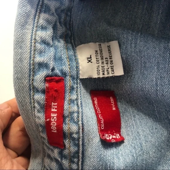 LEVIS XL LOOSE FIT DENIM LONG SLEEVES LIKE NEW​